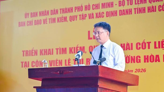 Phó Chủ tịch UBND TP Hồ Chí Minh, Trưởng BCĐ 515 TP Hồ Chí Minh Nguyễn Mạnh Cường báo cáo quá trình tìm kiếm, quy tập hài cốt liệt sĩ tại Công viên Lê Thị Riêng.