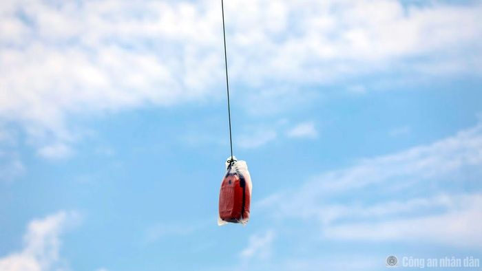 Drone mang theo máy sốc tim tự động đến vị trí cấp cứu tạm thời cho nạn nhân.