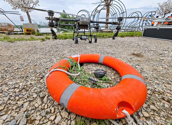 Phao an toàn được gắn vào drone để chuẩn bị bay ra vị trí có người bị nạn.