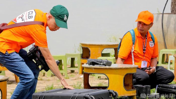 Đội drone cứu nạn triển khai đến khu vực nghi có nạn nhân theo tin báo cùng thiết bị.