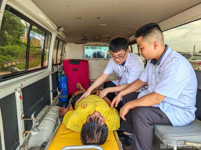 Nạn nhân sau khi được sơ cứu sẽ được nhân viên y tế đưa đi cấp cứu, điều trị.