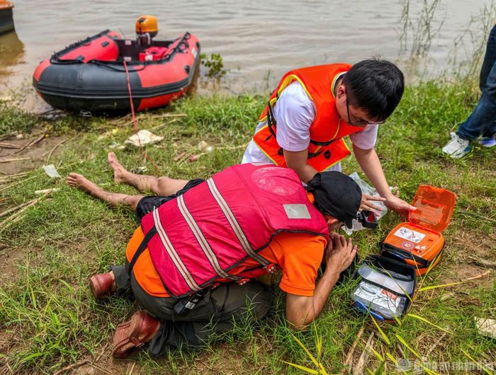 Nạn nhân được sốc tim ngay tại hiện trường trong thời gian nhanh nhất nên đã hồi phục.