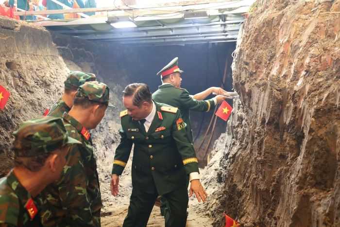 Các đồng chí lãnh đạo TP Hồ Chí Minh, Quân khu và Bộ Tư lệnh TP Hồ Chí Minh tại hố đào tìm hài cốt liệt sĩ trong Công viên Lê Thị Riêng.