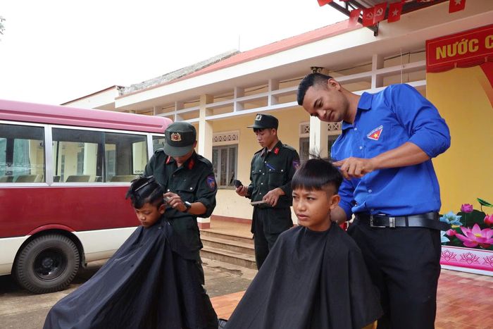 CBCS trực tiếp tham gia cắt tóc cho trẻ em và người dân địa phương trong chương trình an sinh xã hội, góp phần xây dựng hình ảnh người chiến sĩ Công an gần dân, trọng dân, vì nhân dân phục vụ.