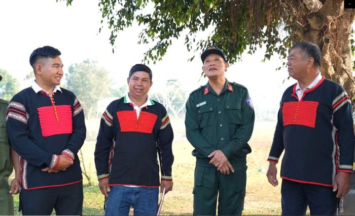 Đại tá Diêm Công Toàn - Trung đoàn trưởng trao đổi với già làng, người có uy tín nhằm tăng cường công tác phối hợp, củng cố khối đại đoàn kết và giữ vững an ninh, trật tự trên địa bàn Xã Cuôr Đăng, tỉnh Đắk Lắk.