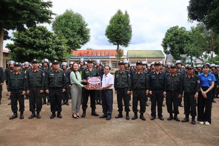 CBCS Trung đoàn CSCĐ số 7 thăm hỏi, động viên và trao quà hỗ trợ gia đình chính sách, thể hiện tình cảm, trách nhiệm và nghĩa tình của lực lượng CSCĐ trong quá trình hành quân dã ngoại, công tác dân vận tại cơ sở.