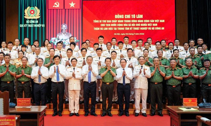  Tổng Bí thư, Chủ tịch nước Tô Lâm chụp ảnh lưu niệm cùng các đại biểu tham dự buổi làm việc. 