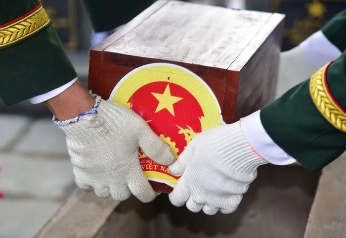 Không khí buổi lễ diễn ra trang trọng, ấm áp.