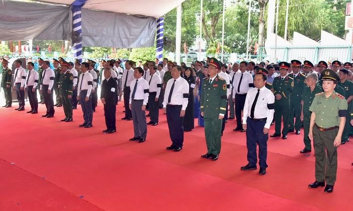 Các đại biểu tham gia lễ truy điệu và an táng 173 hài cốt quân tình nguyện, chuyên gia Việt Nam hy sinh tại Campuchia.