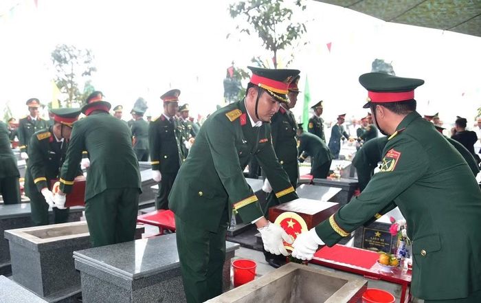Các liệt sĩ đã về với đất mẹ.