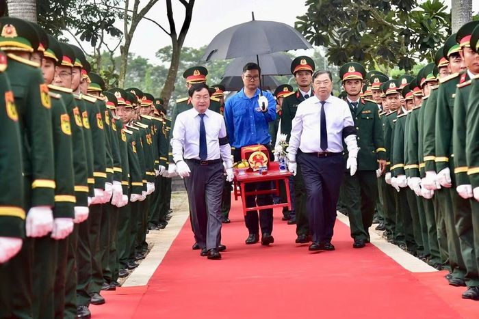 Phó Thủ tướng Thường trực cùng các đại biểu thực hiện nghi thức di quan.
