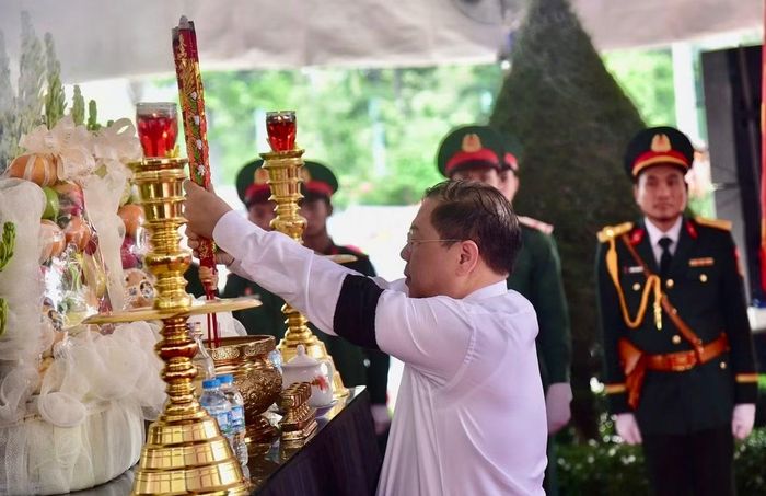Phó Thủ tướng Thường trực Phạm Gia Túc thắp hương tại lễ truy điệu.