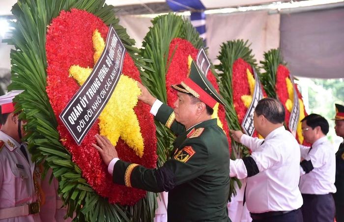 Các đại biểu đặt vòng hoa tại buổi lễ.