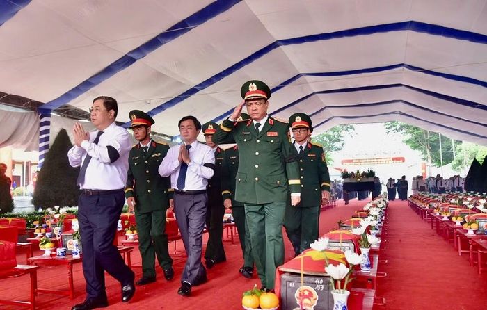 Nghi thức của các đại biểu trước 173 hài cốt quân tình nguyện.