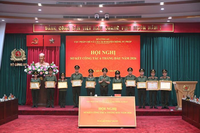 Thứ trưởng Lê Văn Tuyến trao Bằng khen của Thủ tướng Chính phủ, Bộ trưởng Bộ Công an tặng các tập thể, cá nhân có thành tích xuất sắc trong 6 tháng đầu năm.