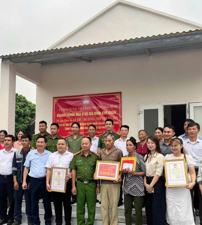 Công an phường Hải Bình và chính quyền địa phương tổ chức lễ bàn giao nhà mới cho chị Lê Thị Thương.