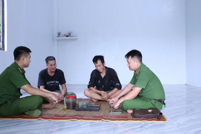 Anh Lương Văn Hoa (người ngồi thứ 2 từ phải sang) vui mừng phấn khởi trong ngôi nhà mới.