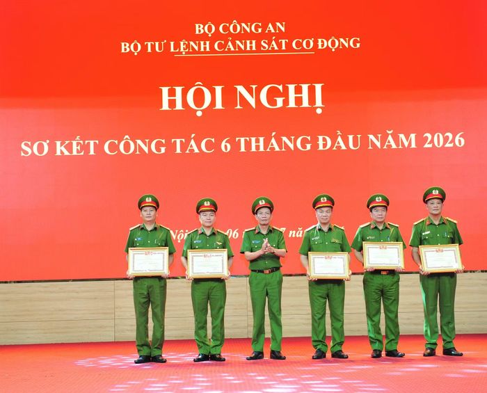 Đại tá Nguyễn Văn Trầm, Phó Tư lệnh CSCĐ trao danh hiệu Chiến sĩ thi đua toàn lực lượng CAND tặng các cá nhân.
