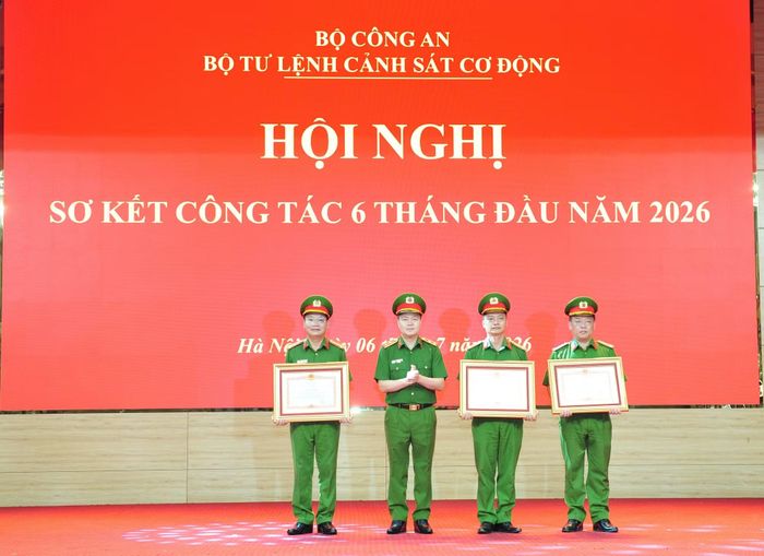 Thừa ủy quyền, Trung tướng Nguyễn Ngọc Vân trao Bằng khen của Thủ tướng Chính phủ tặng các cá nhân.