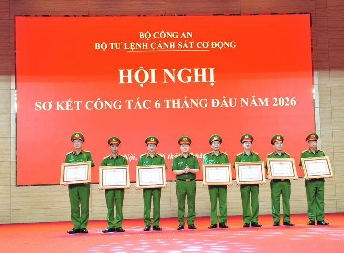 Thừa ủy quyền, Trung tướng Nguyễn Ngọc Vân trao Bằng khen của Thủ tướng Chính phủ tặng các tập thể và cá nhân.