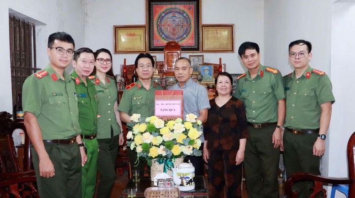 Thăm và tặng quà, động viên cán bộ Công an hưu trí Hoàng Văn Thành tại xã Đức Thọ.