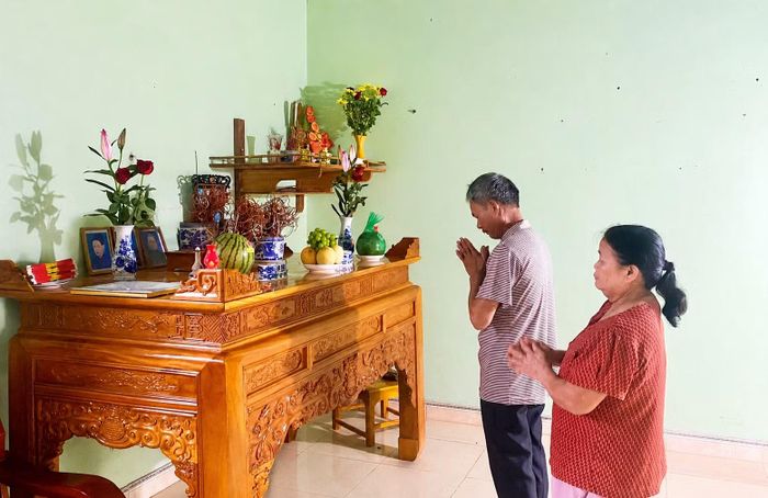 Mẫu ADN khẳng định liệt sĩ Nguyễn Trọng Cát đang yên nghỉ tại Nghĩa trang Liệt sĩ Ngã Bảy - Phụng Hiệp, thành phố Cần Thơ. (Trong ảnh: Gia đình ông Nguyễn Trọng Năm thắp hương cảm tạ gia tiên sau khi tìm thấy mộ anh trai là liệt sĩ Nguyễn Trọng Cát).
