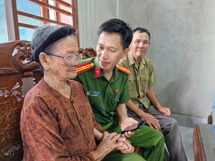 Bà Trịnh Thị Mệch (xã Đông Thành, tỉnh Thanh Hóa) mừng rơi nước mắt khi Công an xã thông báo, qua mẫu ADN, cơ quan chức năng đã tìm được phần mộ người em trai của bà là Liệt sĩ Trịnh Văn Hai.