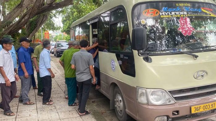 Lực lượng Công an bố trí phương tiện đưa đón thân nhân liệt sĩ đến điểm lấy mẫu ADN.