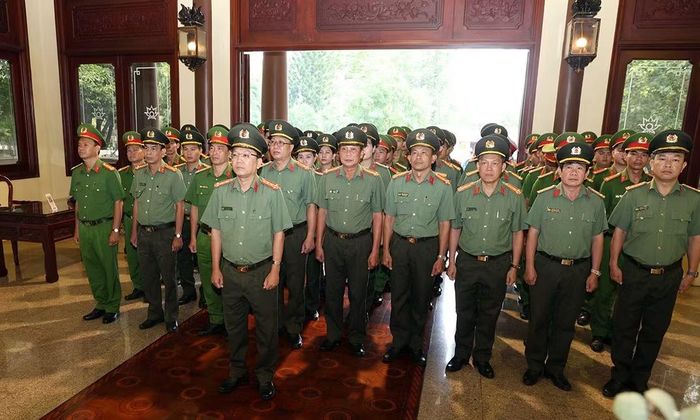 Hướng tới kỷ niệm 80 năm Ngày truyền thống lực lượng An ninh nhân dân (12/7/1946 - 12/7/2026), Đại tá Huỳnh Thanh Lâm, Phó Giám đốc Công an tỉnh An Giang cùng các CBCS Công an tỉnh dâng hoa, dâng hương tại Khu lưu niệm Chủ tịch Tôn Đức Thắng (xã Mỹ Hòa Hưng) và Nhà tưởng niệm Chủ tịch Hồ Chí Minh, Chủ tịch Tôn Đức Thắng và Đại tướng Võ Nguyên Giáp trong khuôn viên trụ sở Công an phường Long Xuyên.