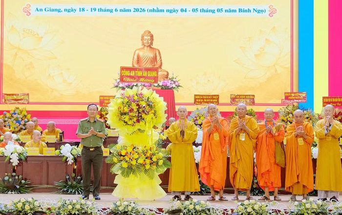 Thay mặt Đảng ủy, Ban Giám Công an tỉnh An Giang, Đại tá Huỳnh Thanh Lâm tặng hoa chúc mừng Đại hội đại biểu Giáo hội Phật giáo Việt Nam tỉnh An Giang lần thứ I, nhiệm kỳ 2026 - 2031.