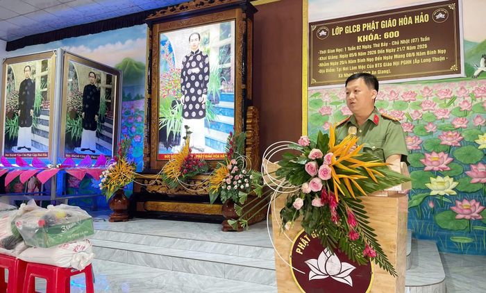 Cán bộ Phòng An ninh nội địa Công an tỉnh An Giang tuyên truyền, phổ biến pháp luật về tôn giáo cho 400 chức sắc, chức việc, tín đồ tôn giáo Giáo hội Phật giáo Hòa Hảo và Giáo hội Phật giáo Việt Nam trên địa bàn tỉnh