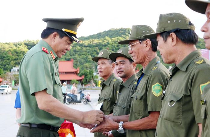 Thiếu tướng Nguyễn Văn Hận, Giám đốc Công an tỉnh An Giang trao quà tặng lực lượng tham gia đảm bảo ANTT cơ sở