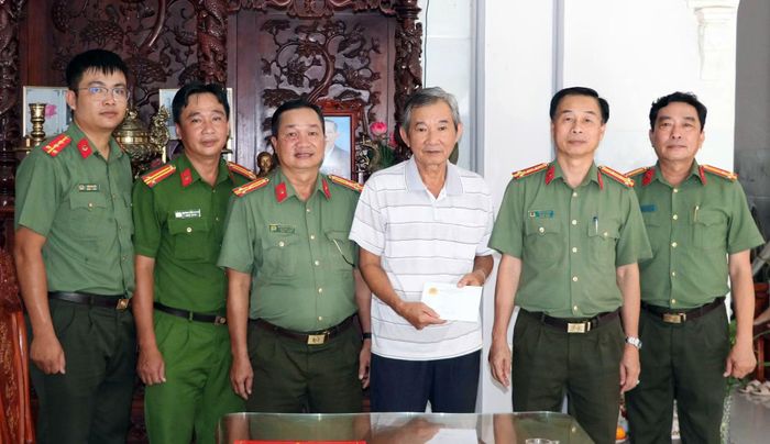 Đại tá Đào Hải Đăng, Phó Giám đốc Công an tỉnh An Giang thăm hỏi và trao tặng quà của Bộ Công an tặng các gia đình chính sách, gia đình có công trong lực lượng An ninh nhân dân trên địa bàn tỉnh.