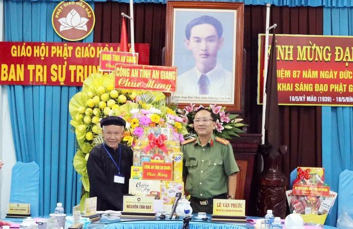Đại tá Huỳnh Thanh Lâm, Phó Giám đốc Công an tỉnh An Giang tặng quà chúc mừng 87 năm Ngày khai sáng đạo Phật giáo Hòa Hảo.