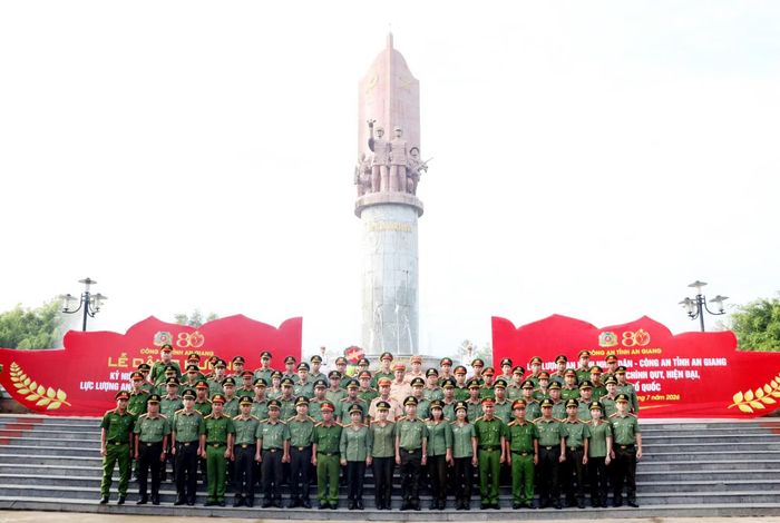 Công an tỉnh An Giang tổ chức Lễ dâng hương, dâng hoa tưởng niệm tại Khu di tích lịch sử quốc gia Ban An ninh Khu IX.