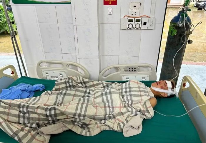 Nạn nhân bị nước lũ cuốn trôi được lực lượng Công an xã Mù Cang Chải kịp thời cứu hộ, đưa đến Trung tâm Y tế khu vực Mù Cang Chải cấp cứu, điều trị.