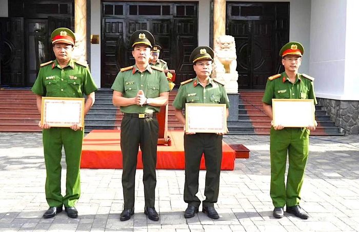 Đại tá Nguyễn Đại Đồng trao Bằng khen của Bộ Công an cho 3 tập thể, cá nhân có thành tích xuất sắc.
