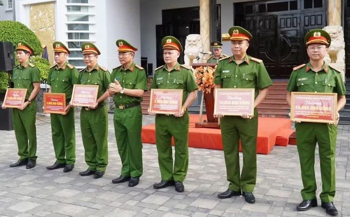 Lãnh đạo Công an Đà Nẵng trao Giấy khen cho các tập thể, cá nhân.