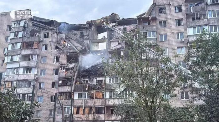 Một tòa nhà ở Kiev bị hư hại trong cuộc tập kích sáng 6/7 của Nga vào Ukraine. Ảnh: PravdaUkraine
