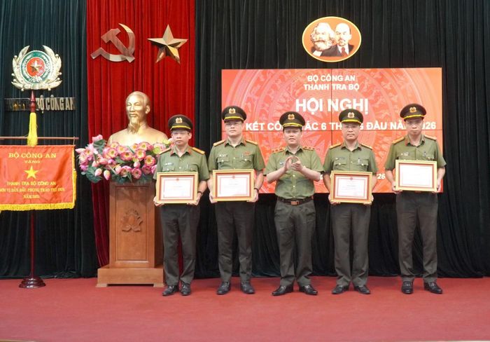 Trung tướng Bùi Quang Thanh trao Giấy khen tặng các tập thể có thành tích xuất sắc.