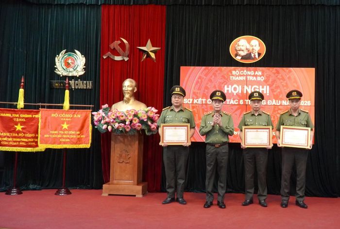 Thứ trưởng Lê Quốc Hùng trao Bằng khen của Bộ trưởng Bộ Công an tặng các tập thể, cá nhân của thành tích xuất sắc.