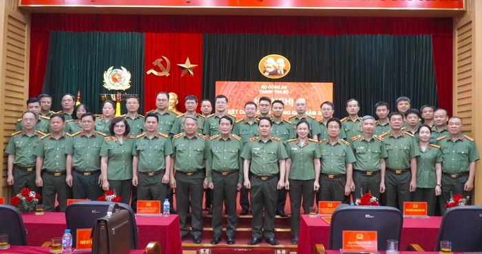 Thứ trưởng Lê Quốc Hùng cùng các đại biểu dự hội nghị.
