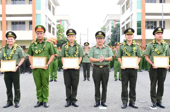 Thiếu tướng Lâm Phước Nguyên trao Giấy khen tặng các tập thể, cá nhân điển hình trong phong trào thi đua "Ba nhất".