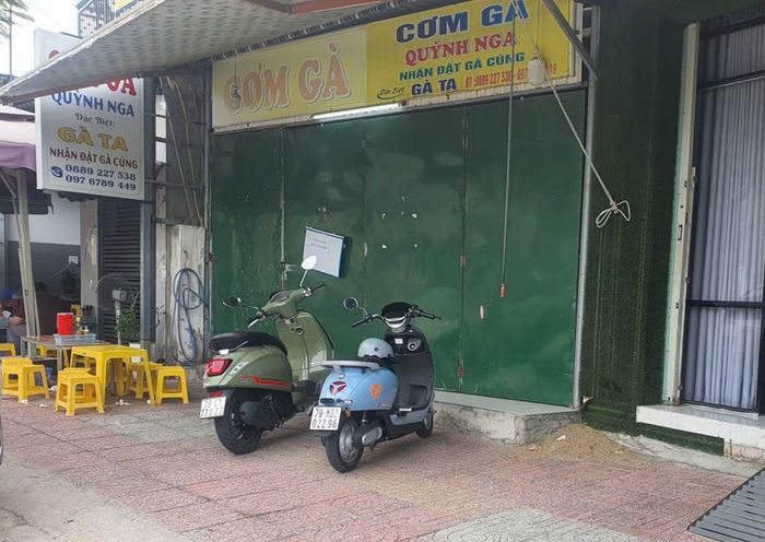 Sau sự cố nghi ngờ ngộ độc thực phẩm, quán cơm gà Quỳnh Nga đã treo biển tạm dừng hoạt động.