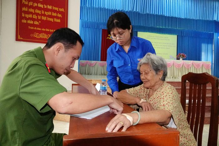 Cán bộ, chiến sĩ hướng dẫn, thực hiện các thao tác tổ chức thu nhận mẫu sinh phẩm ADN.
