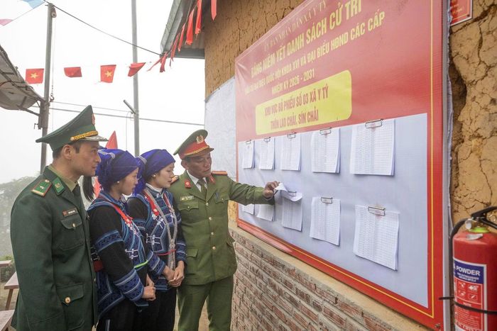 Đồng bào, cử tri tại xã biên giới Y Tý (Lào Cai) tham dự bầu cử đại biểu Quốc hội khóa XVI và đại biểu Hội đồng nhân dân các cấp nhiệm kỳ 2026-2031. Ảnh: Duy Hoàng (Cán bộ Công an xã Y Tý)