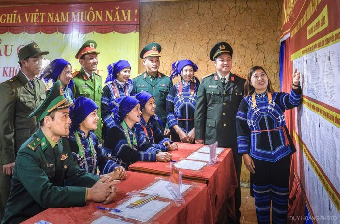 Đồng bào, cử tri tại xã biên giới Y Tý (Lào Cai) tham dự bầu cử đại biểu Quốc hội khóa XVI và đại biểu Hội đồng nhân dân các cấp nhiệm kỳ 2026-2031. Ảnh: Duy Hoàng (Cán bộ Công an xã Y Tý)