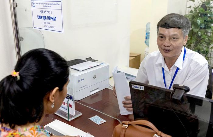 Đối với phường Ba Đình, trước khi bước vào vận hành mô hình chính quyền 2 cấp, tất cả cán bộ của đơn vị đều đã được triển khai tập huấn rất kỹ để phục vụ tốt người dân, tiếp cận với dịch vụ công quốc gia. Ngay trong ngày đầu tiên, dù người dân đến làm thủ tục đông nhưng mọi hoạt động vẫn diễn ra thông suốt. Ảnh: Chiến Thắng