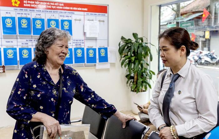 Người dân được cán bộ hướng dẫn tận tình, thủ tục nhanh gọn, người dân không phải chờ đợi lâu nên cũng rất vui vẻ. Ảnh: Chiến Thắng.