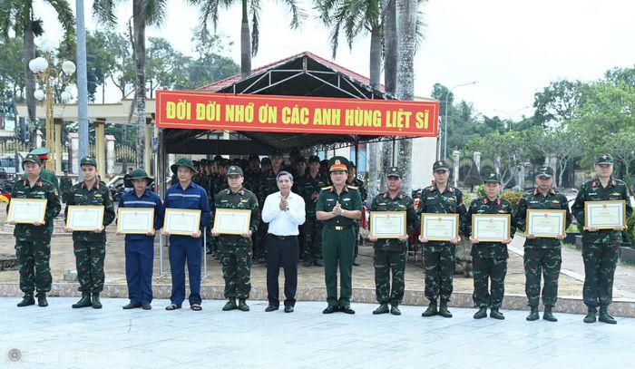 Phó Bí thư Thường trực Thành ủy, Chủ tịch HĐND TP Cần Thơ - Đồng Văn Thanh trao Bằng khen của UBND TP Cần Thơ tặng 10 tập thể.